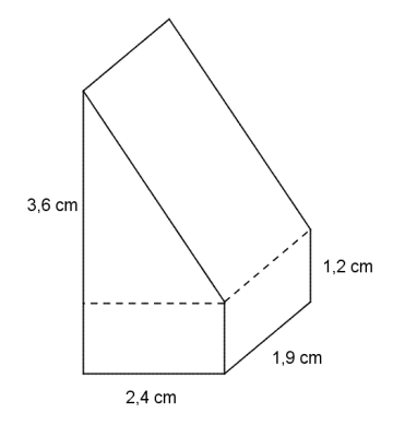 Figuren består av et rett, trekantet prisme oppå et rett, frikantet prisme. Det firkantede prismet har lengdene 2,4 cm og 1,9 cm i grunnflata, mens høyden er på 1,2 cm. Det trekantede prismet er plassert slik at den ene rektangulære siden er lik toppsiden i det firkantede prismet. Trekanten som prismet er bygget opp av er rettvinklet, og den ene kateten sammenfaller med siden på 2,4 cm i det firkantede prismet. Den andre kateten har lengde 3,6 cm.
